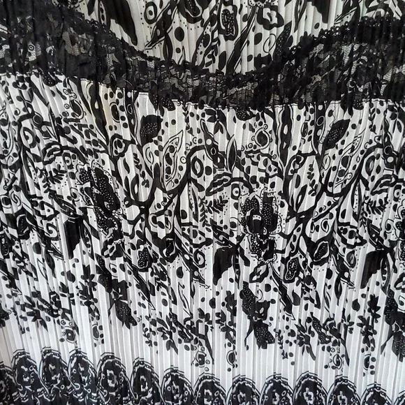 Lace Super Stretchy Dressy Tank Top - Picture 2 of 4